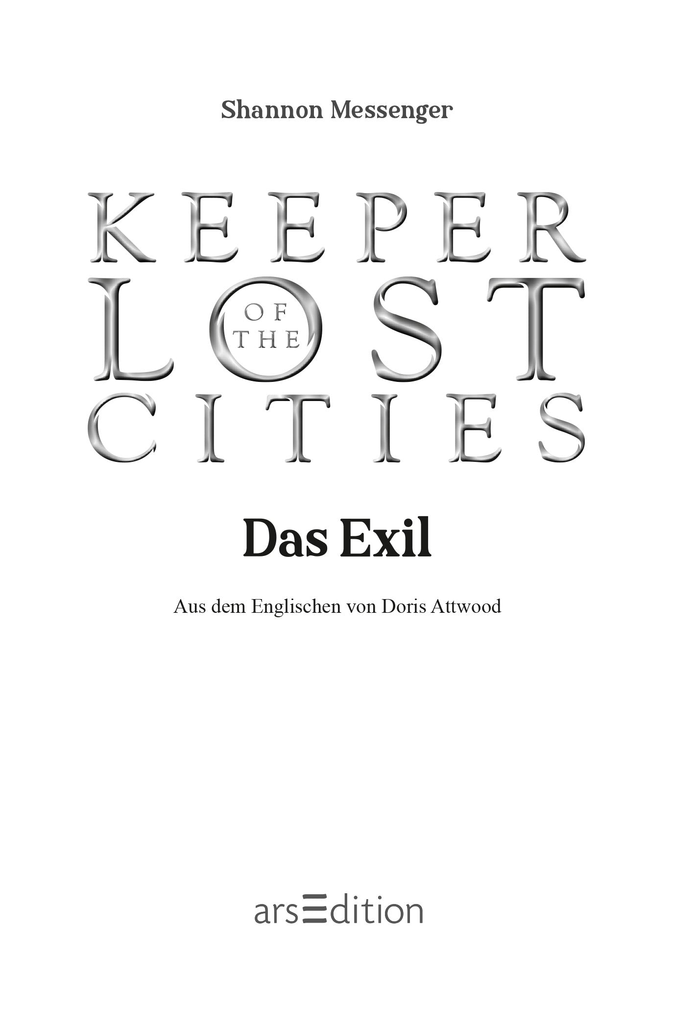 Gezeigt wird eine Innen- oder Zusatzansicht von „Keeper of the Lost Cities – Das Exil“. Die Seite präsentiert den Titel in einer auffälligen Typografie. „Keeper of the Lost Cities“ wird in großen Buchstaben dargestellt, während „Das Exil“ in sattem Schwarz darunter steht. Die Schrift ist modern. Am unteren Rand findet sich der Hinweis auf die Übersetzung von Doris Attwood sowie das Verlagslogo von arsEdition in klarer, schwarzer Schrift.