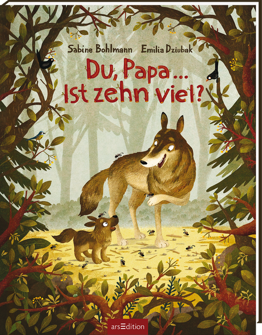 Auf dem Buchcover sind zwei stilisierte Wölfe in einem waldigen Umfeld dargestellt. Der größere Wolf steht aufrecht und schaut freundlich auf den kleineren, der auf dem Boden sitzt. Eine Vielzahl kleiner Ameisen krabbelt auf dem Boden. Der Hintergrund zeigt einen hellgrünen Wald mit sanften Lichtstrahlen. Der Titel „Du, Papa... Ist zehn viel!?“ ist in fröhlicher, farbiger Schrift geschrieben. Ganz oben links sind die Namen der Autorinnen „Sabine Bohlmann“ und „Emilia Dziubak“...