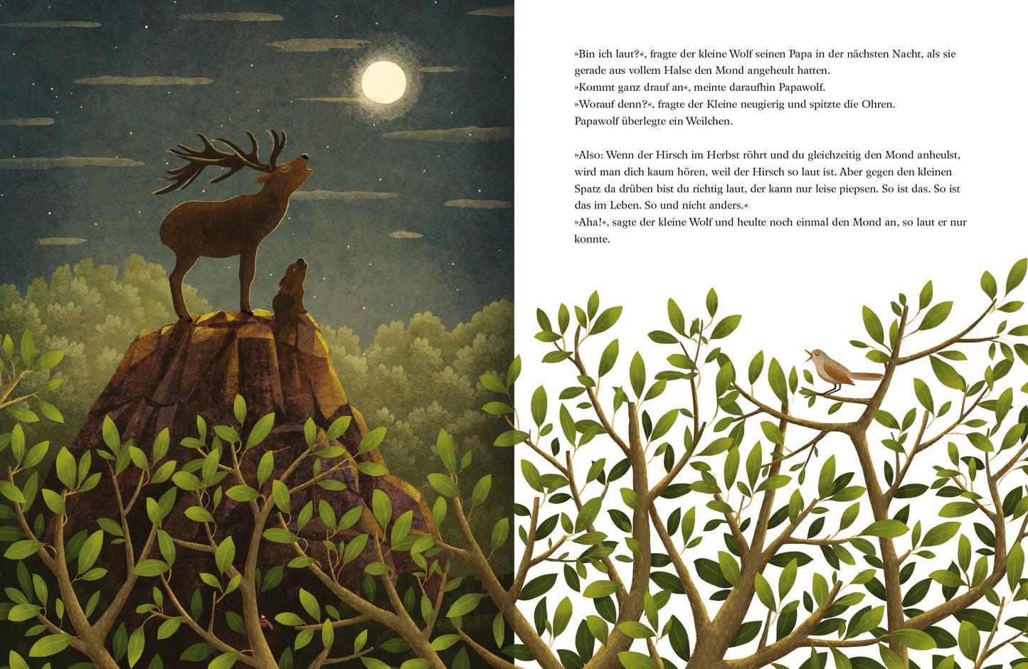 Gezeigt wird eine Innen- oder Zusatzansicht von „Du, Papa ... Ist zehn viel?“. Auf der linken Seite sieht man einen majestätischen Hirsch auf einem Felsen, umgeben von einer nächtlichen Landschaft unter einem großen, leuchtenden Mond. Rechts ist eine Textpassage in einer klaren, gut lesbaren Schriftart abgedruckt, umrahmt von einem grünen Zweigdesign mit zarten Blättern. Die Farbpalette ist sanft und beruhigend, dominiert von Blautönen und sanften Erdtönen.