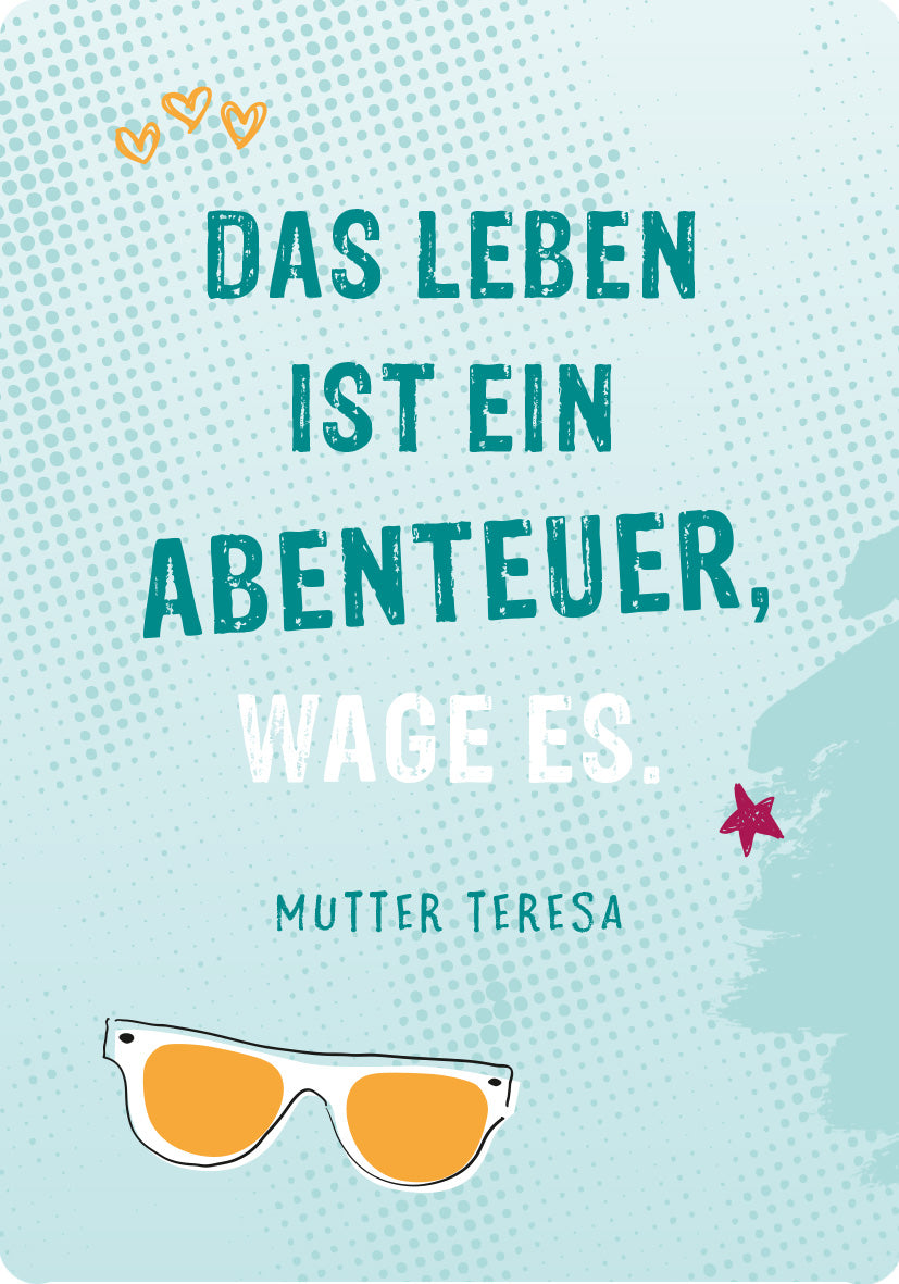 Gezeigt wird eine Innen- oder Zusatzansicht von „Glückskärtchen zur Jugendweihe“. Der Hintergrund ist in sanftem Blau mit einer Punktestruktur. Zentral steht der motivierende Text „DAS LEBEN IST EIN ABENTEUER, WAGE ES.“ in großen, aquamarinfarbenen Buchstaben. Darunter befindet sich der Verfasser „MUTTER TERESA“ in schlichter Schrift. Verspielt sind kleine grafische Elemente wie Herzen und eine Sonnenbrille in kräftigen Farben, die dem Layout einen lebhaften Akzent verleihen.