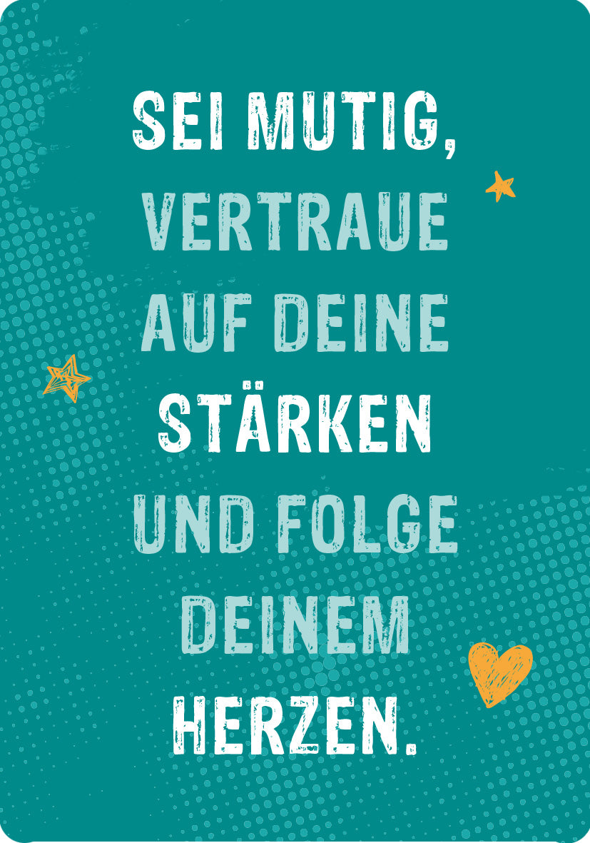 Gezeigt wird eine Innen- oder Zusatzansicht von „Glückskärtchen zur Jugendweihe“. Der Hintergrund ist in einem kräftigen Türkis gehalten. In großen, griffigen Buchstaben steht der ermutigende Text: „SEI MUTIG, VERTRAUE AUF DEINE STÄRKEN UND FOLGE DEINEM HERZEN.“ Die Schrift ist in einem hellen Grauton und teils unregelmäßig gestaltet. Ergänzende Elemente wie kleine, orangefarbene Sterne und ein Herz in derselben Farbe runden das Design ab und verleihen dem Kärtchen eine...