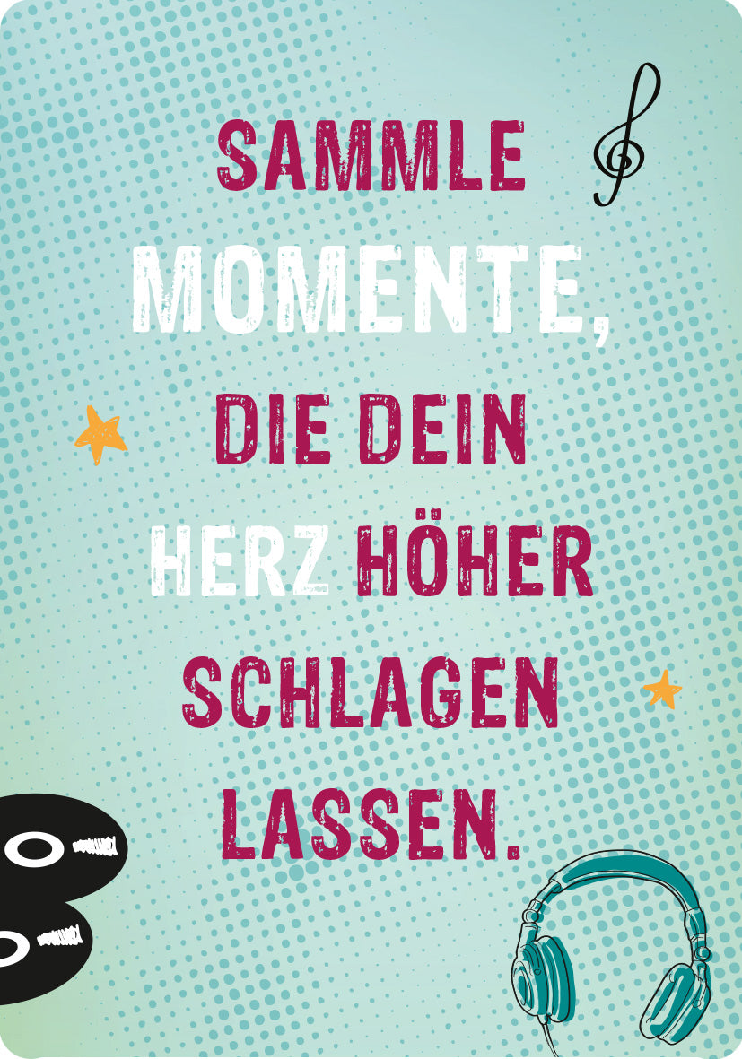 Gezeigt wird eine Innen- oder Zusatzansicht von „Glückskärtchen zur Jugendweihe“. Der Hintergrund ist in einem sanften Mintgrün gehalten, darüber stehen die Wörter „SAMMLE MOMENTE, DIE DEIN HERZ HÖHER SCHLAGEN LASSEN“ in abwechslungsreichen Schriftarten. Die ersten Worte sind in großer, weißer Schrift, während „HERZ HÖHER“ in kräftigem Purpur und „SCHLAGEN LASSEN“ wieder in Weiß erscheint. Rund um den Text sind dekorative Elemente wie Musicalnoten, Sterne und...