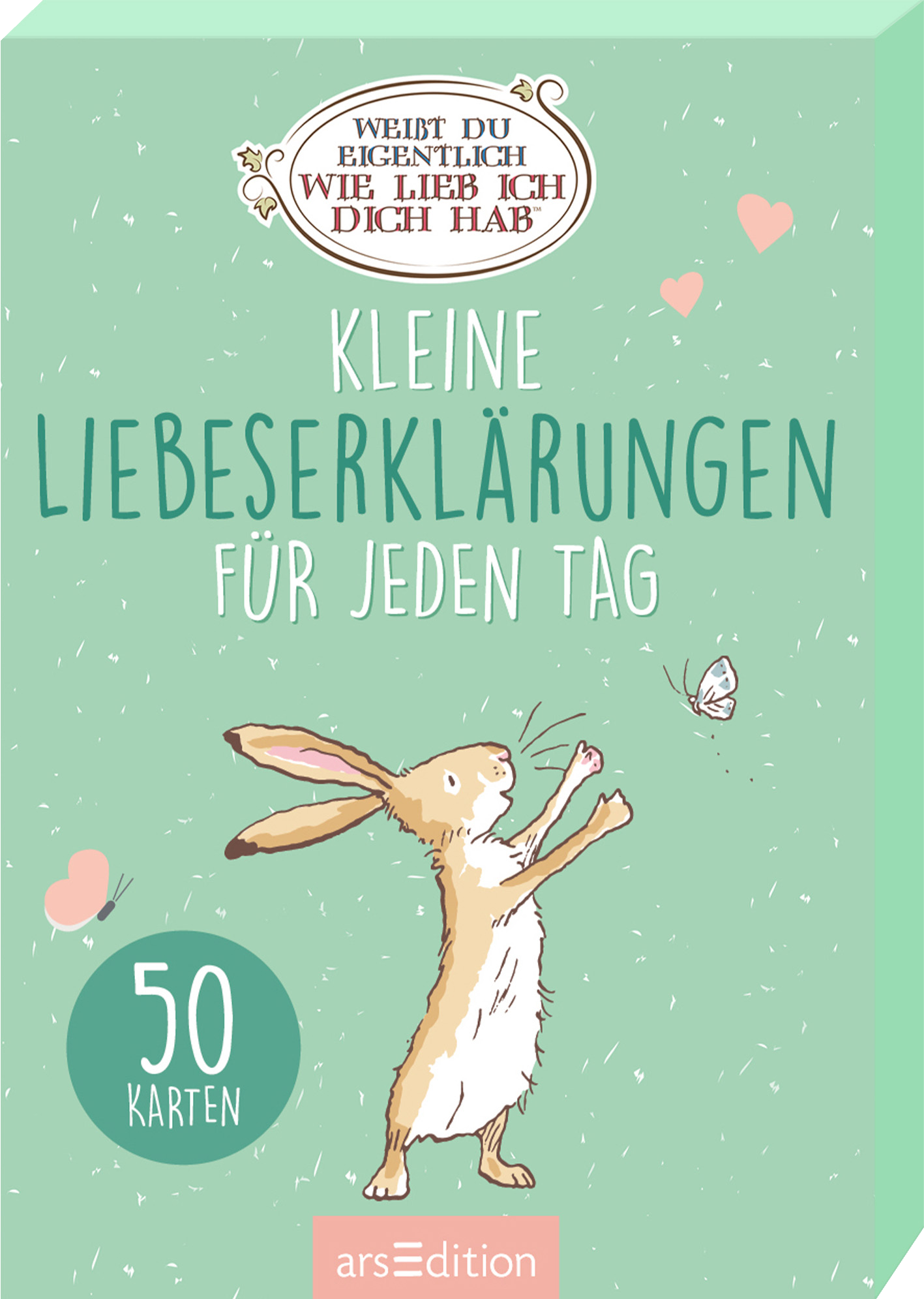 Das Buchcover hat einen sanften mintgrünen Hintergrund. Darauf ist ein niedlicher, aufrecht stehender Hase in Aquarelloptik abgebildet, der mit einer Zählsystemkarte in der Hand eine liebevolle Geste macht. Über dem Hasen steht der Titel „Kleine Liebeserklärungen für jeden Tag“ in großen, verspielten Buchstaben, die in einem dunklen Blau gehalten sind. Oben auf dem Cover befindet sich ein ovales Schild mit der Aufschrift „Weißt du eigentlich wie lieb ich dich hab“. Ein runder...