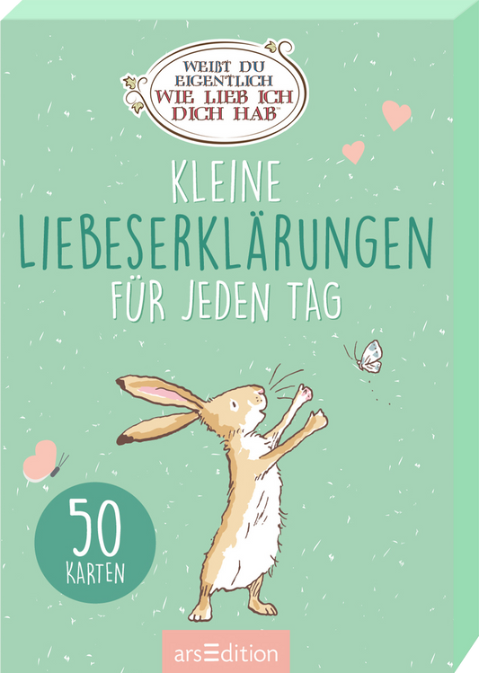 Das Buchcover hat einen sanften mintgrünen Hintergrund. Darauf ist ein niedlicher, aufrecht stehender Hase in Aquarelloptik abgebildet, der mit einer Zählsystemkarte in der Hand eine liebevolle Geste macht. Über dem Hasen steht der Titel „Kleine Liebeserklärungen für jeden Tag“ in großen, verspielten Buchstaben, die in einem dunklen Blau gehalten sind. Oben auf dem Cover befindet sich ein ovales Schild mit der Aufschrift „Weißt du eigentlich wie lieb ich dich hab“. Ein runder...