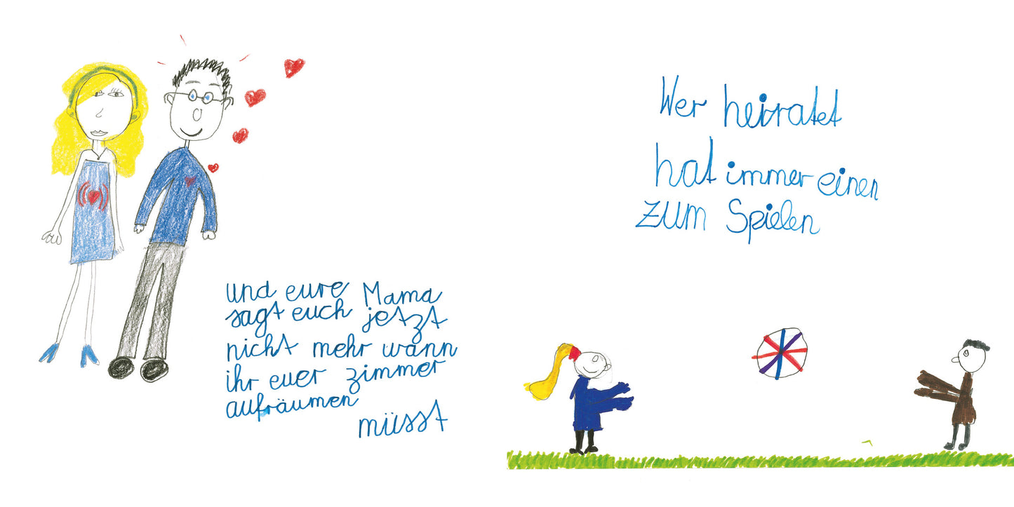 Gezeigt wird eine Innen- oder Zusatzansicht von „Hochzeit machen ist sooo schön…“. Die Seite zeigt eine kindliche Zeichnung eines Paares, umgeben von roten Herzen. Der Mann trägt einen blauen Anzug, die Frau ein Kleid in blau mit einem roten Herzen. Links steht der Text „und eure Mama sagt euch jetzt…“, in einer verspielten blauen Schrift. Rechts ist ein weiterer Text: „Wer heiratet, hat immer einen zum Spielen“, umgeben von bunten grafischen Elementen, darunter ein Ball und...