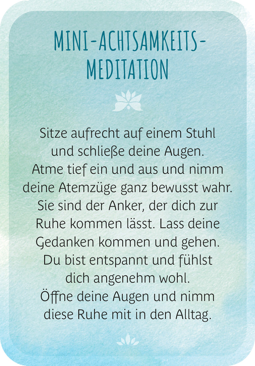 Gezeigt wird eine Innen- oder Zusatzansicht von „Mamamantras“. Der Hintergrund ist in sanften Aquatönen gehalten, die von hellem Blau bis Türkis verlaufen. In der oberen Mitte steht in eleganter, geschwungener Schrift der Titel „MINI-ACHTSAMKEITS-MEDITATION“. Der Text ist in einer gut lesbaren, klaren Schriftart gestaltet, in schwarzer Farbe, und gibt Anweisungen zur Achtsamkeitspraxis. Eine stilisierte Lotusblüte ergänzt das Design und unterstreicht das Thema der Meditation.