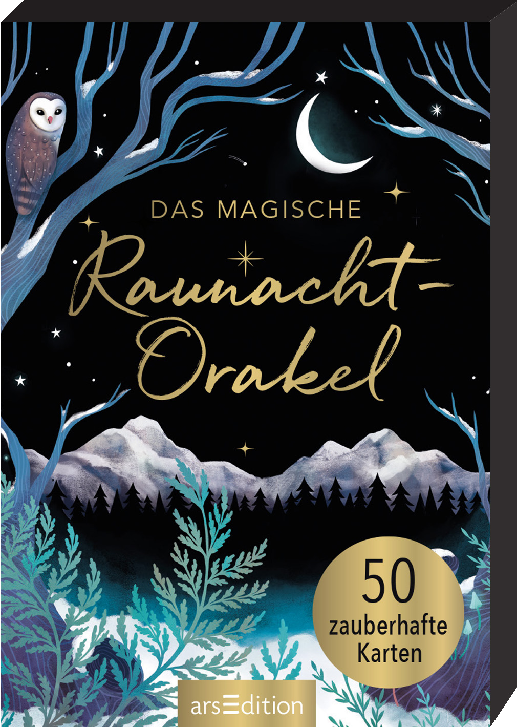 Auf dem Cover des Buches „Das magische Raumnacht-Orakel“ dominieren dunkle, mystische Farben mit einem nächtlichen Himmel, in dem eine schimmernde Mondsichel und funkelnde Sterne leuchten. Im Vordergrund sind stilisierte Pflanzen in verschiedenen Grüntönen und sanfte, schneebedeckte Berge abgebildet. Eine Eule sitzt links oben auf einem Baum. Der Titel ist goldfarben in einer eleganten Schriftart gestaltet. Ein Button trägt den Text „50 zauberhafte Karten“. Ganz unten mittig steht...