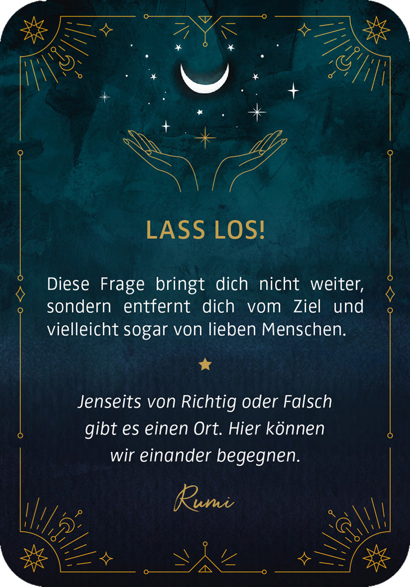 Gezeigt wird eine Innen- oder Zusatzansicht von „Das magische Raunacht-Orakel“. Die Karte hat einen tiefblauen Hintergrund, akzentuiert mit goldenen Sternen und symbolischen Händen. In der oberen Hälfte befindet sich ein schmaler, schimmernder Halbmond. Der Text „LASS LOS!“ steht in großen, goldenen Buchstaben und wird von einer Zweizeiligkeit umgeben, die in eleganter, geschwungener Schrift verfasst ist. Darunter steht ein weiteres Zitat von Rumi. Der Gesamteindruck vermittelt eine...