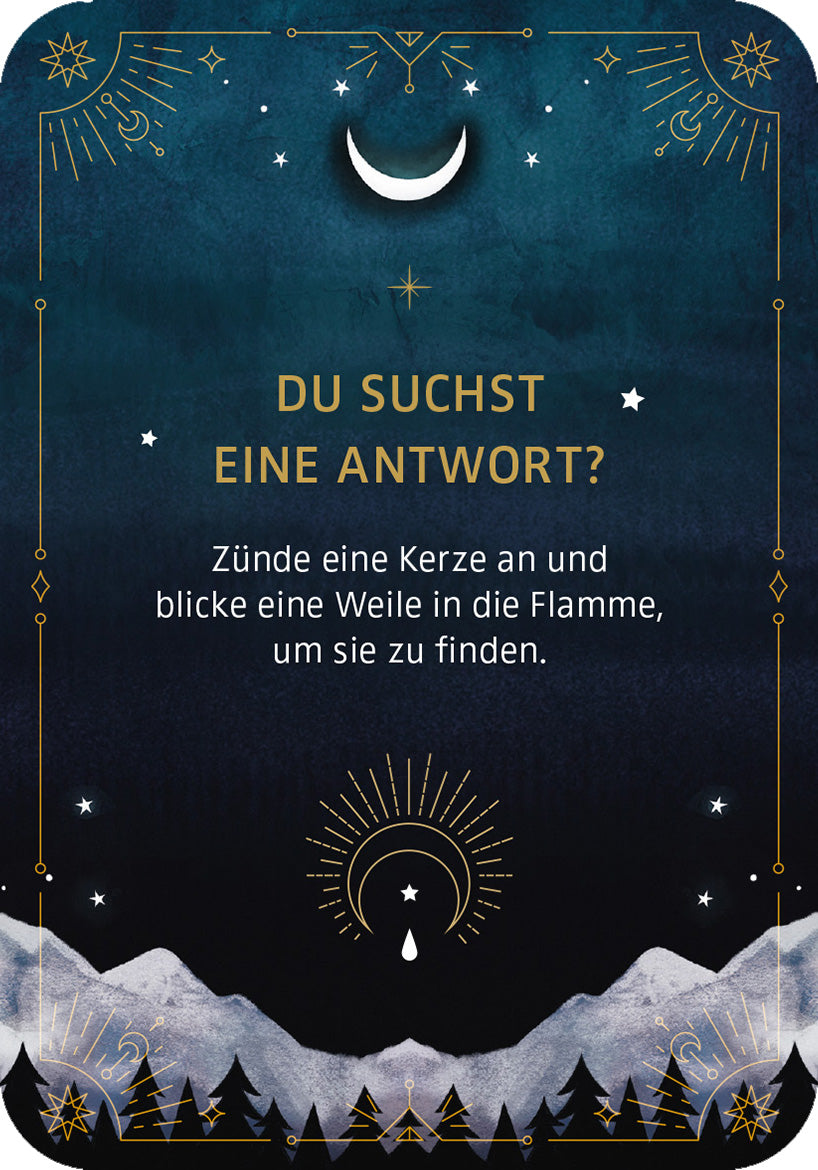Gezeigt wird eine Innen- oder Zusatzansicht von „Das magische Raunacht-Orakel“. Der Hintergrund ist in Dunkelblau und Schwarz gehalten und vermittelt eine nächtliche Stimmung. In der oberen Bildhälfte befindet sich eine schmale, leuchtende Mondsichel. Der Text „DU SUCHST EINE ANTWORT?“ ist in großem, goldenen Schriftzug hervorgehoben, während die darunter platzierte, kleinere Schrift in Weiß die Anleitung zum Kerzenanzünden enthält. Am unteren Rand ist eine stilisierte Sonne mit...
