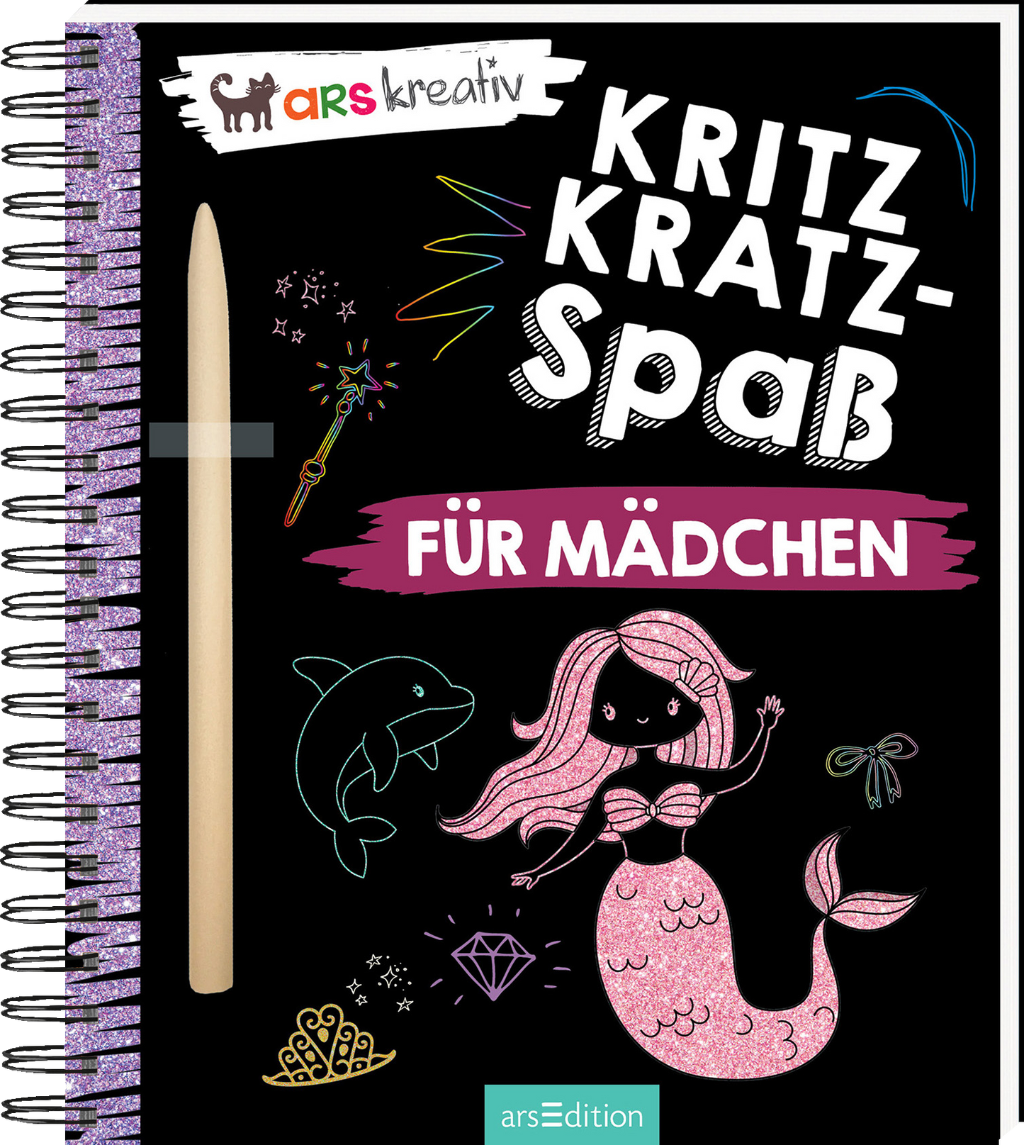 Das Buchcover zeigt einen schwarzen Hintergrund mit bunten, handgezeichneten Elementen, darunter eine Meerjungfrau, ein Delphin und verschiedene magische Symbole. Der Titel „Kritz-Kratz-Spab“ ist in großen, verspielten Buchstaben in Weiß und Gelb gehalten, während der Untertitel „FÜR MÄDCHEN“ in kräftigem Rosa erscheint. Ein Stift ist als Teil des Designs sichtbar. Ganz unten mittig steht der Logoschriftzug von arsEdition.