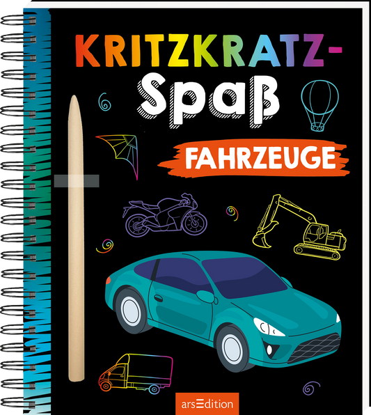 Das Buchcover zeigt einen schwarzen Hintergrund, auf dem bunten Illustrationen von Fahrzeugen wie einem Auto, einem Motorrad und einem Bagger zu sehen sind. Der Titel „Kritzkatz-Spass Fahrzeuge“ ist in großen, auffälligen Buchstaben in verschiedenen Farben gestaltet, wobei „Spass“ ebenfalls betont wird. Eine beige Bleistiftskizze ist prominent an der Seite platziert. In der unteren rechten Ecke befindet sich der Hinweis „SPIEGEL Bestseller“. Ganz unten mittig steht der...
