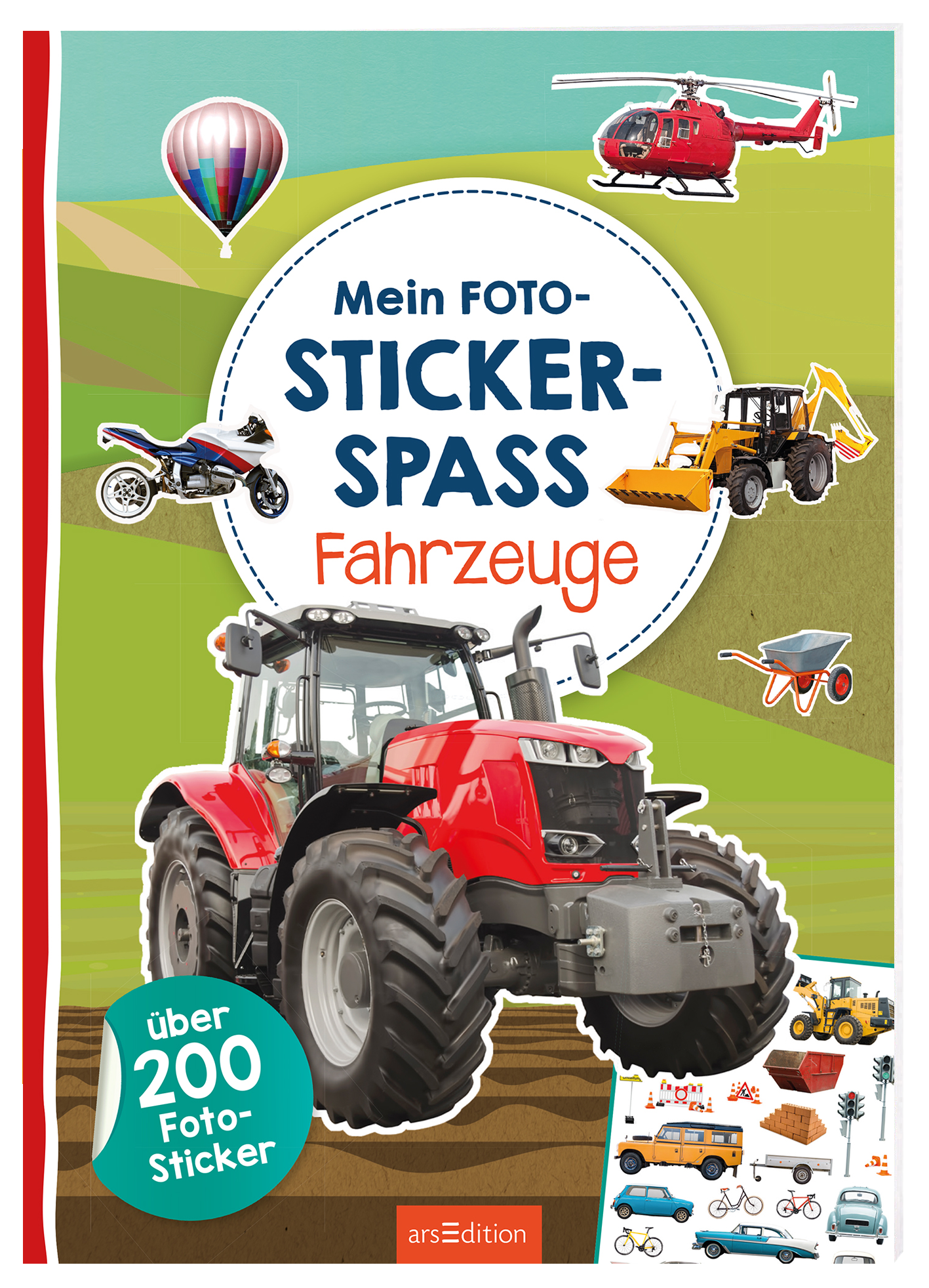 Gezeigt wird eine 3D-Ansicht des Heftes. Das Buchcover zeigt einen roten Traktor als zentrales Element vor einem landschaftlichen Hintergrund. Oberhalb des Traktors steht in bunten Buchstaben „Mein FOTO-STICKER-SPASS Fahrzeuge“. Umgeben wird der Titel von verschiedenen Illustrationen wie einem Helikopter, einem Heißluftballon und weiteren Fahrzeugen. Unten rechts weist ein runder Button auf „über 200 FOTO-Sticker“ hin. Ganz unten mittig steht der Logoschriftzug von arsEdition.