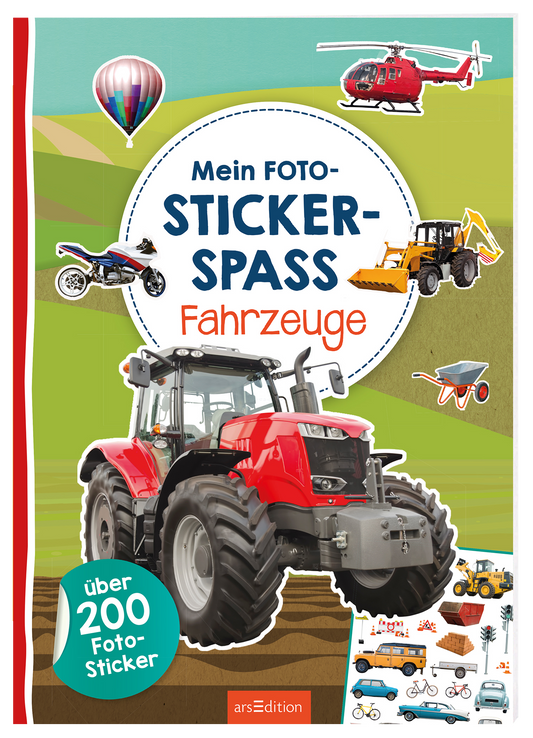 Gezeigt wird eine 3D-Ansicht des Heftes. Das Buchcover zeigt einen roten Traktor als zentrales Element vor einem landschaftlichen Hintergrund. Oberhalb des Traktors steht in bunten Buchstaben „Mein FOTO-STICKER-SPASS Fahrzeuge“. Umgeben wird der Titel von verschiedenen Illustrationen wie einem Helikopter, einem Heißluftballon und weiteren Fahrzeugen. Unten rechts weist ein runder Button auf „über 200 FOTO-Sticker“ hin. Ganz unten mittig steht der Logoschriftzug von arsEdition.