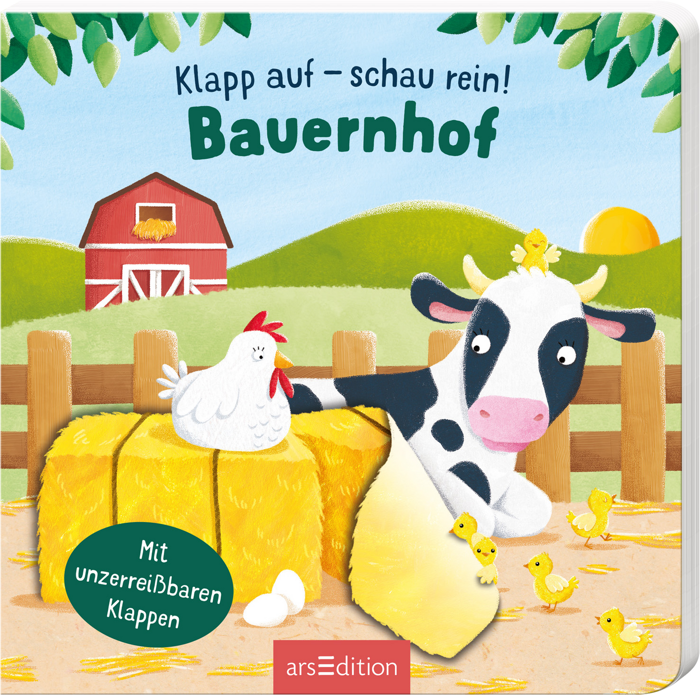 Auf dem Cover des Buches „Klapp auf – schau rein! Bauernhof“ sind eine fröhliche Kuh mit schwarzem und weißem Fell sowie ein Huhn zu sehen, die auf einem Heuhaufen sitzen. Um sie herum bewegen sich gelbe Küken. Der Hintergrund zeigt einen grünen Bauernhof mit einer roten Scheune und einem sonnigen Himmel. Der Titel ist in einer verspielten, grünen Schrift mittig plaziert. Ein grüner Button mit dem Text „Mit unzerreißbaren Klappen“ befindet sich am unteren linken Rand. Ganz...