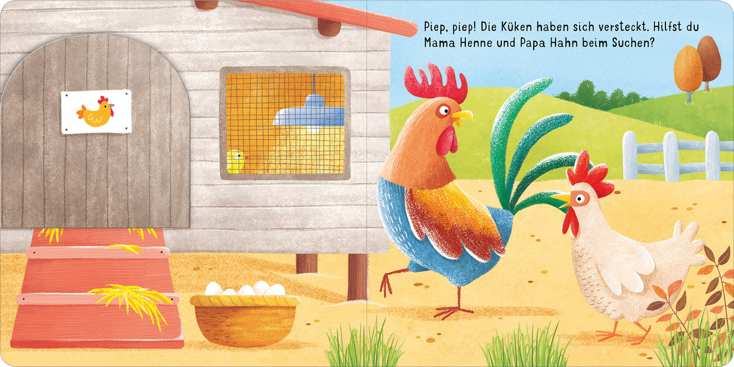 Gezeigt wird eine Innen- oder Zusatzansicht von „Klapp auf – schau rein: Bauernhof“. Die Illustration zeigt ein buntes, kinderfreundliches Bauernhof-Szenario mit einem Hühnerstall, zwei lebhaften Tieren – einem Hahn und einer Henne. Der Hahn hat leuchtend rote Kämme und eine bunte Federpracht, während die Henne in sanften Brauntönen gehalten ist. Der Hintergrund zeigt eine grasbewachsene Landschaft unter einem blau gefärbten Himmel mit fluffigen Wolken. Auf dem Boden liegen weiße...