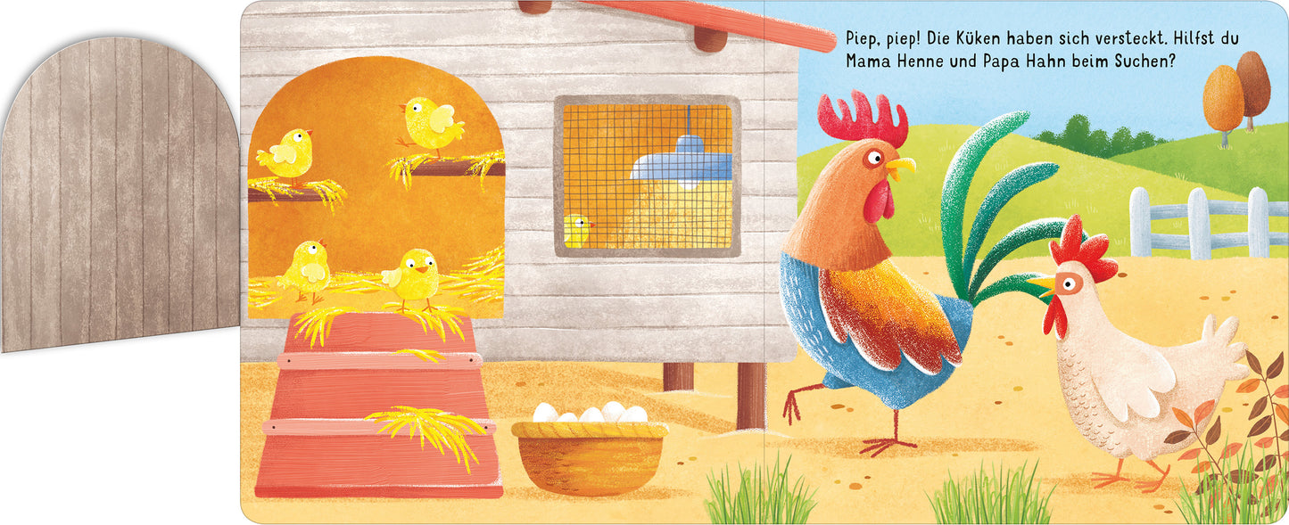 Gezeigt wird eine Innen- oder Zusatzansicht von „Klapp auf – schau rein: Bauernhof“. Die bunte Illustration zeigt einen Hühnerstall mit einem leuchtend gelben Hintergrund. Es sind mehrere Küken in einem Nest zu sehen, während eine Henne und ein Hahn im Vordergrund stehen. Die Charaktere sind freundlich und cartoonhaft gestaltet. Der Text rechts fordert die Leser dazu auf, bei der Suche nach den versteckten Küken zu helfen. Die Verwendung von klaren Schriftarten in lebhaften Farben...