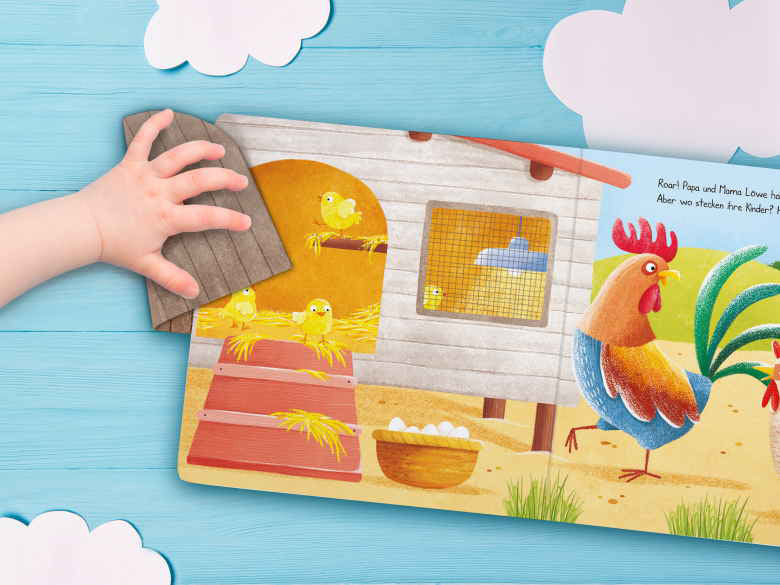 Gezeigt wird eine Innen- oder Zusatzansicht von „Klapp auf – schau rein: Bauernhof“. Die Illustration zeigt ein Hühnerhaus in warmen Gelbtönen, das von einem strahlend blauen Himmel umgeben ist. Ein freundlicher Hahn und mehrere Küken sind abgebildet, während ein Kind eine kleine Tür am Hühnerhaus öffnet. Die Schrift ist in verspielter, klarer Typografie gehalten, die gut lesbar ist und die Neugier der kleinen Leser weckt. Wolken in sanften Weißtönen ergänzen die fröhliche...