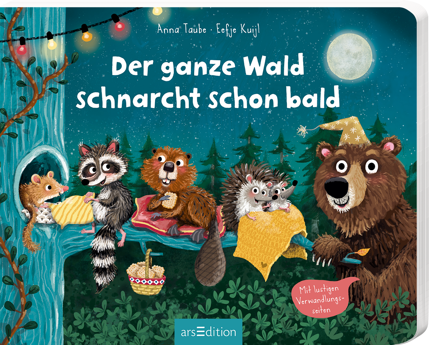 Das Buchcover zeigt eine nächtliche Waldszene mit bunten Lichterketten, die über einem großen Baum hängen. Vier niedliche Tiere, darunter ein Bär, ein Waschbär und ein Eichhörnchen, liegen gemütlich miteinander auf Decken und sehen entspannt aus. Der Titel „Der ganze Wald schnarcht schon bald“ ist in großen, weißen, freundlichen Buchstaben oben auf dem Cover platziert. Ein Hinweis „Mit lustigen Verwandlungs-Seiten“ ist ebenfalls zu sehen. Ganz unten mittig steht der...