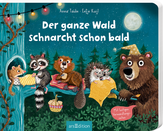 Das Buchcover zeigt eine nächtliche Waldszene mit bunten Lichterketten, die über einem großen Baum hängen. Vier niedliche Tiere, darunter ein Bär, ein Waschbär und ein Eichhörnchen, liegen gemütlich miteinander auf Decken und sehen entspannt aus. Der Titel „Der ganze Wald schnarcht schon bald“ ist in großen, weißen, freundlichen Buchstaben oben auf dem Cover platziert. Ein Hinweis „Mit lustigen Verwandlungs-Seiten“ ist ebenfalls zu sehen. Ganz unten mittig steht der...