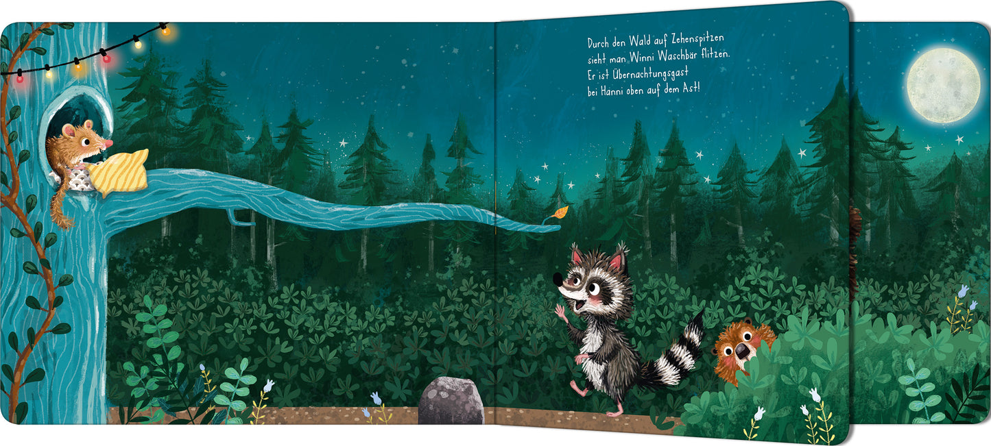 Gezeigt wird eine Innen- oder Zusatzansicht von „Der ganze Wald schnarcht schon bald“. Die Illustration zeigt eine nächtliche Waldszene mit einem großen, blauen Baum, dessen Ast zu einem Baumhaus führt. Ein kleines Tier liegt darin und hält ein Stück Käse. Darunter stehen zwei weitere Tiere, darunter ein Waschbär und ein rotes Robbenähnliches Tier. Die Farben sind lebhaft mit verschiedenen Grüntönen und einem klaren, blauen Nachthimmel. Der Text zeigt eine verspielte, kindgerechte...