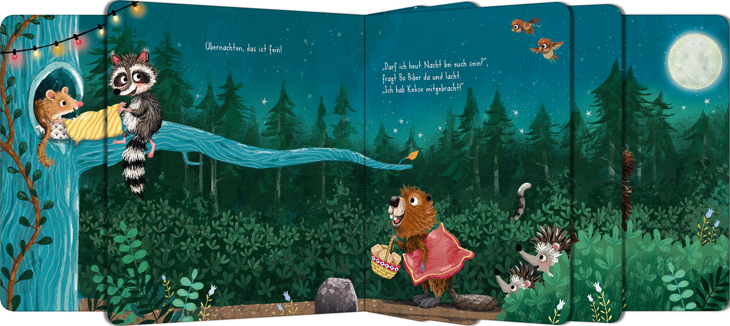 Gezeigt wird eine Innen- oder Zusatzansicht von „Der ganze Wald schnarcht schon bald“. Die Illustration zeigt eine lebendige Waldszene mit einem tiefblauen Nachthimmel, durchzogen von grünen Bäumen. Ein Waschbär sitzt auf einem Baumast, während ein Fuchs gemütlich in einer Baumhöhle liegt. Bunte Lichter und fröhliche Tiere, wie ein Bär mit einem Korb, heben die freundliche, einladende Atmosphäre hervor. Der Text ist in einer verspielten, gut lesbaren Schriftart gesetzt.