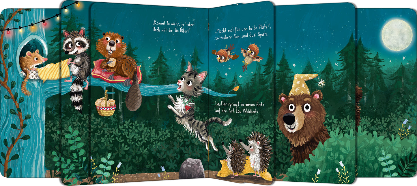 Gezeigt wird eine Innen- oder Zusatzansicht von „Der ganze Wald schnarcht schon bald“. Die Illustration zeigt eine lebendige Waldszene mit freundlichen Tierfiguren, darunter einen Waschbären, einen Bären mit einer Schlafmütze und eine Katze. Die Farben sind kräftig und umfassen verschiedene Grüntöne, Brauntöne und lebendiges Gelb. Die Schrift ist verspielt und gut lesbar, präsentiert auf hellblauem Hintergrund, der eine nächtliche Stimmung erzeugt.