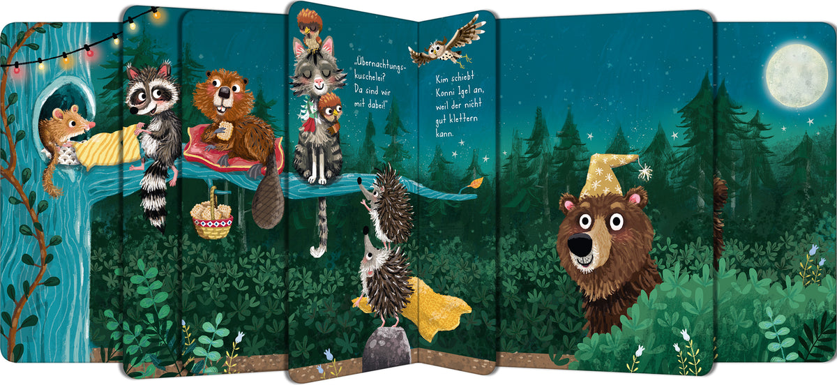 Gezeigt wird eine Innen- oder Zusatzansicht von „Der ganze Wald schnarcht schon bald“. Die Illustration zeigt eine nächtliche Waldszene mit verschiedenen Tieren, darunter ein Bär, ein Dachs und ein Waschbär. Das Farbkonzept ist von tiefen Blau- und Grüntönen geprägt, während warme Gelbtöne Akzente setzen, wie die Lichterkette und die Nachtmütze des Bären. Die verspielte Typografie und die freundlichen Gesichter der Tiere vermitteln eine einladende, beruhigende Stimmung.