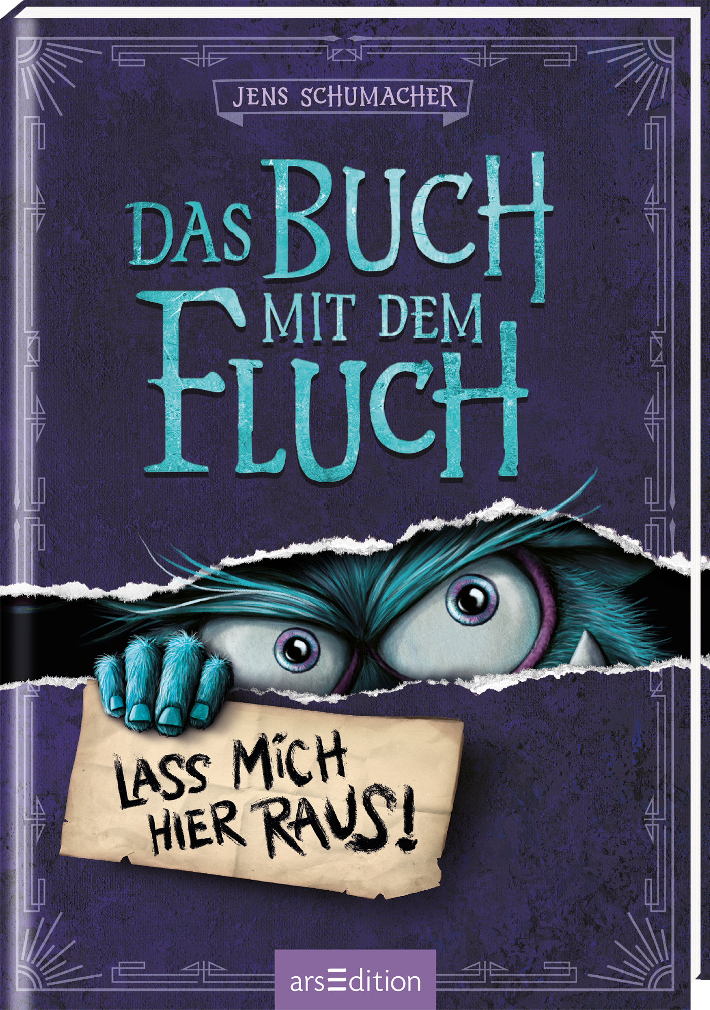 Auf dem Buchcover von „Das Buch mit dem Fluch“ von Jens Schumacher dominieren kräftige Lila- und Blautöne. In der Mitte ist eine aufgerissene Seite zu sehen, aus ein Dämon mit schelmischen Augen hervorschaut. In seiner Hand hält er ein schildförmiges Papier mit der Aufschrift „Lass mich hier raus!“. Der Titel ist in großen, unregelmäßigen Buchstaben platziert, was eine lebhafte, verspielte Atmosphäre schafft. Ganz unten mittig steht der Logoschriftzug von arsEdition.