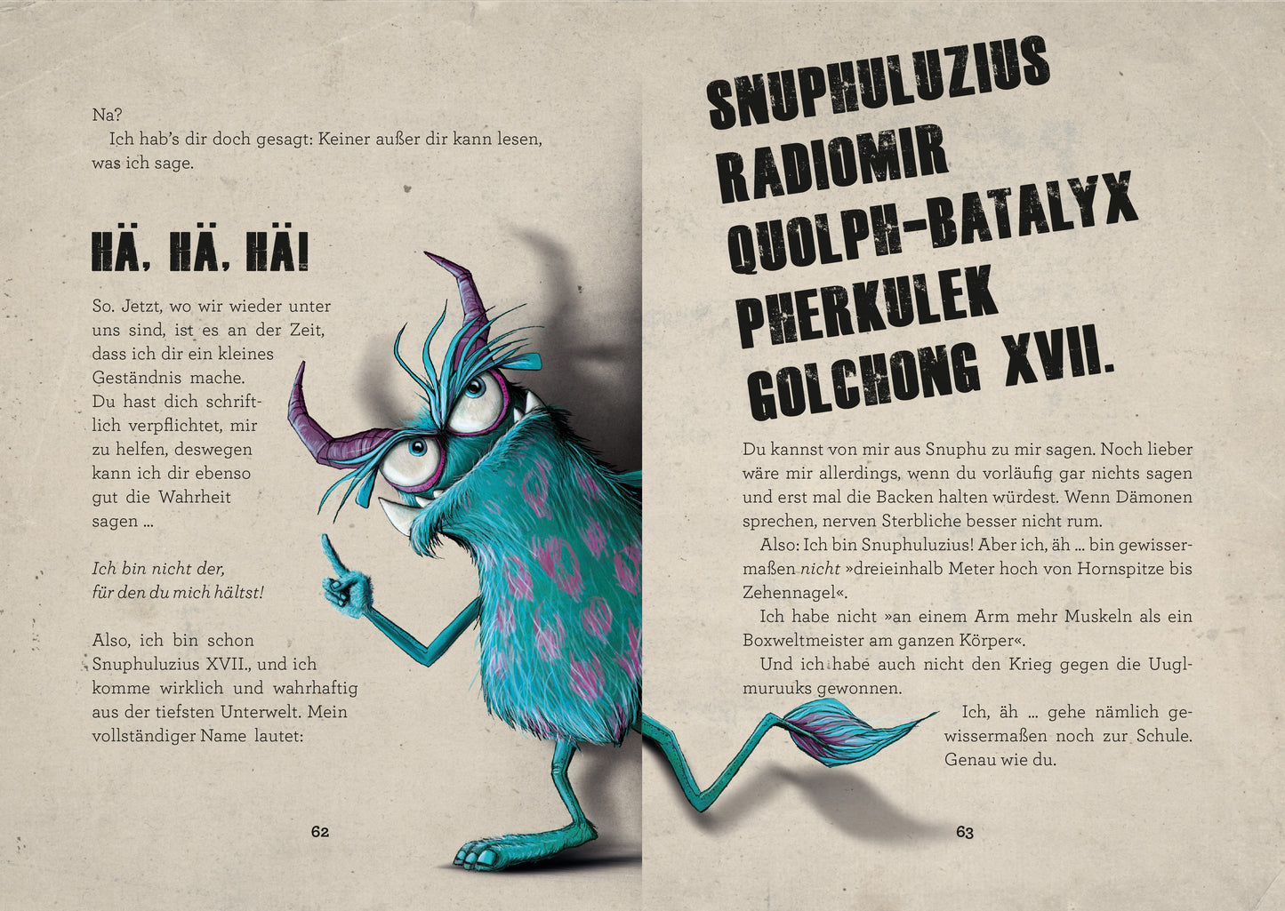 Gezeigt wird eine Innen- oder Zusatzansicht von „Das Buch mit dem Fluch – Lass mich hier raus!“. Die Seite zeigt einen kleinen Dämon mit lila und türkisfarbenem Fell, großen Augen und charakteristischen, spitzen Ohren. Der Text ist in verschnörkelter Schriftart in Schwarz gehalten, ordentlich aufgeteilt und sorgt für einen lebhaften, spielerischen Eindruck. Der Hintergrund ist in einem leicht texturierten, beigen Farbton gehalten, der die Illustrationen und den Text gut zur Geltung...