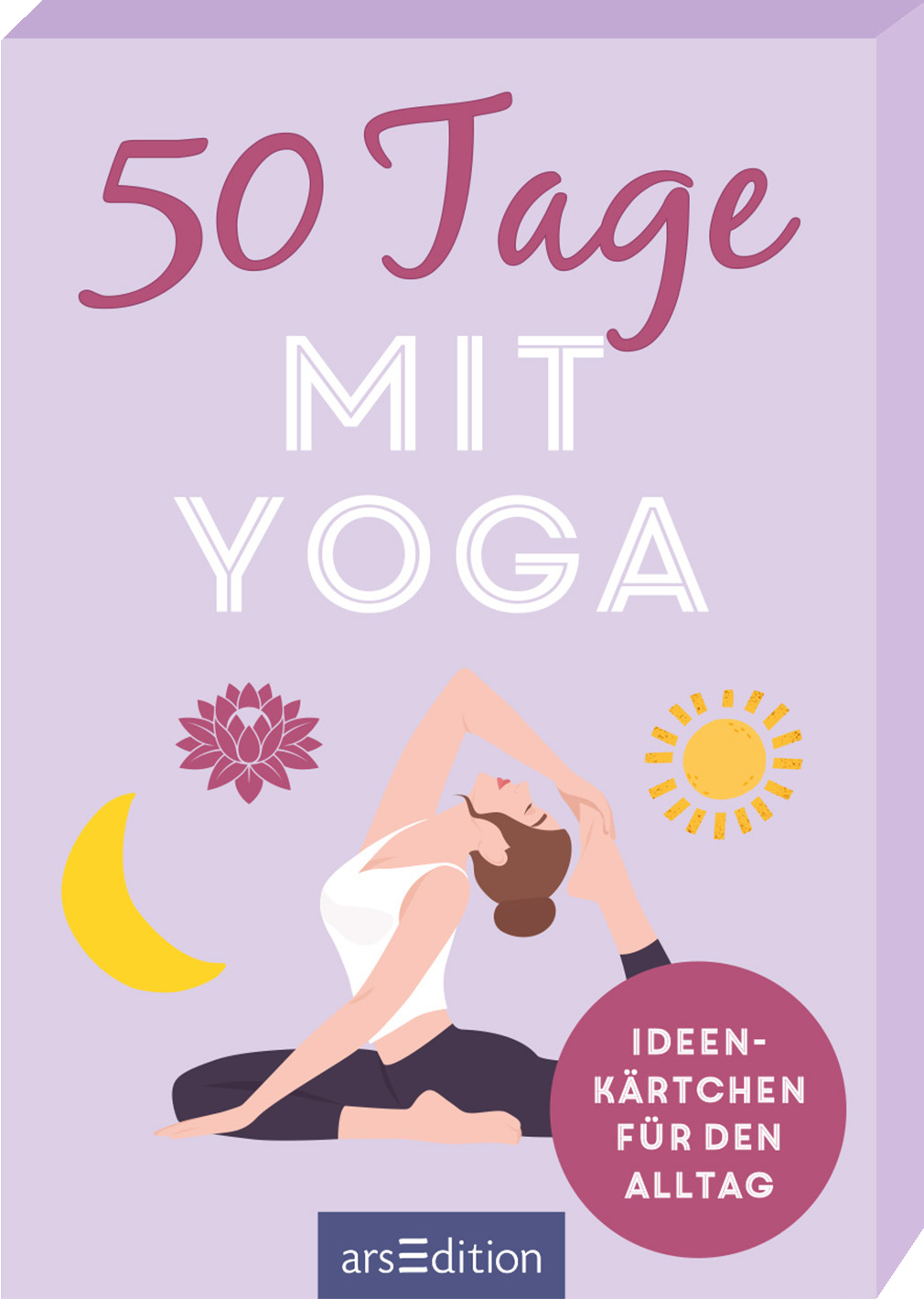 Auf dem Buchcover mit dem Titel „50 Tage mit Yoga“ in geschwungener Schrift, dominieren sanfte Lilatöne. Eine stilisierte Figur in einer Yoga-Pose sitzt im Vordergrund, umgeben von grafischen Symbolen wie einer Sonne, einem Halbmond und einer Blume. Der Untertitel „IDEEN-KÄRTCHEN FÜR DEN ALLTAG“ ist in klarer, weißer Schrift unterhalb der Figur platziert. Ganz unten mittig steht der Logoschriftzug von arsEdition.