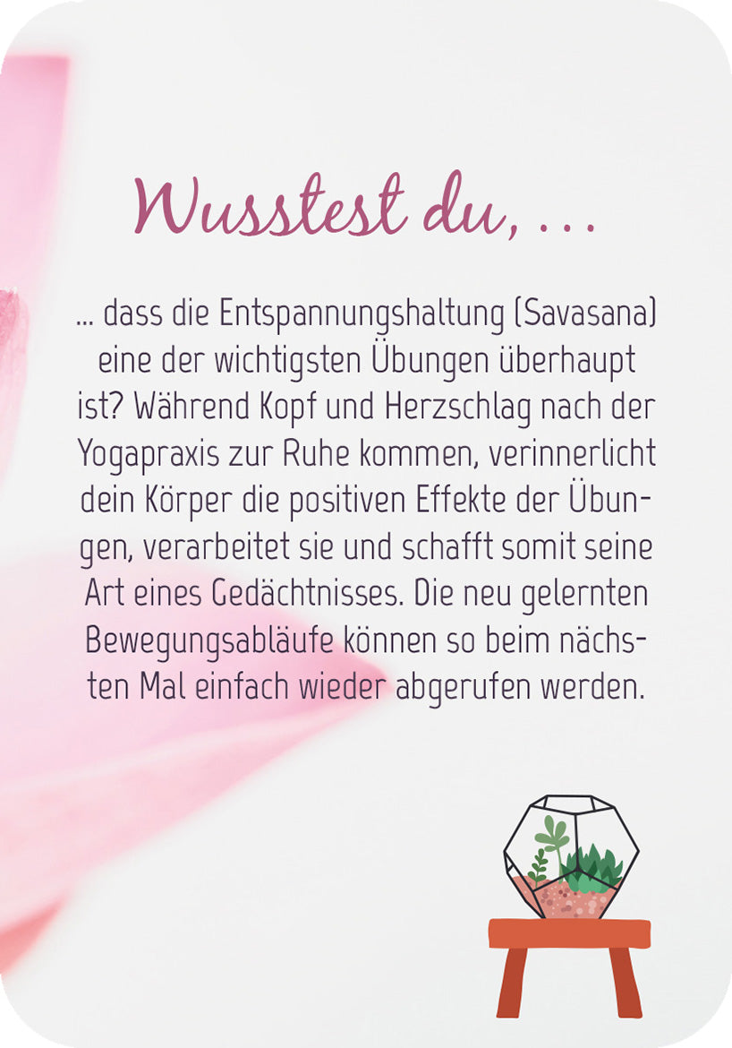 Gezeigt wird eine Innen- oder Zusatzansicht von „50 Tage mit Yoga“. Der Hintergrund ist in sanften Rosa- und Lilatönen gehalten, ergänzt durch eine harmonische, runde Textbox. Der Text in einer klaren, gut lesbaren serifenlosen Schrift lädt mit der Überschrift „Wusstest du, ...“ zur Entdeckung ein. Darin wird die Bedeutung der Entspannungsübung Savasana erläutert. Ein dekoratives Element in Form einer kleinen Pflanze sorgt für eine angenehme, entspannende Atmosphäre.