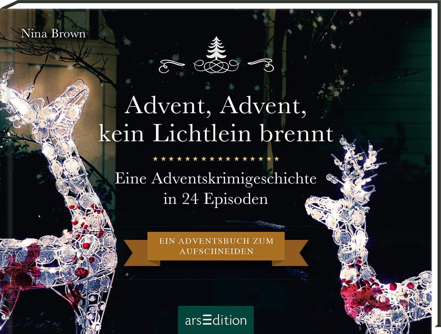 Das Buchcover zeigt eine winterliche Szene mit leuchtenden, dekorierten Rentieren in Weiß und zartem Blau. Über dem Titel „Advent, Advent, kein Lichtlein brennt“ befindet sich eine filigrane Weihnachtsillustration in Gold. Darunter steht der Untertitel „Eine Adventskrimigeschichte in 24 Episoden“. Ein auffälliger orangefarbener Button mit dem Text „Ein Adventsbuch zum Aufschneiden“ hebt sich ab. Ganz unten mittig steht der Logoschriftzug von arsEdition.