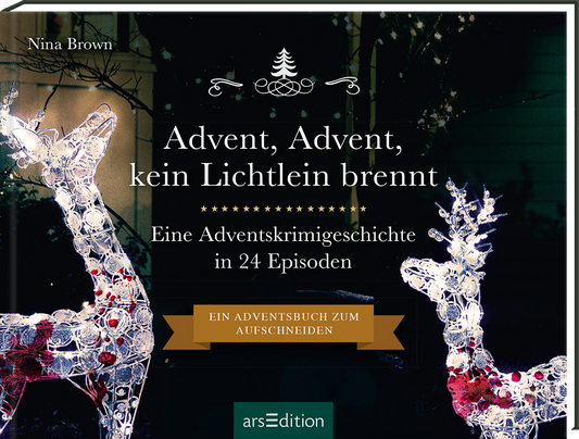 Das Buchcover zeigt eine winterliche Szene mit leuchtenden, dekorierten Rentieren in Weiß und zartem Blau. Über dem Titel „Advent, Advent, kein Lichtlein brennt“ befindet sich eine filigrane Weihnachtsillustration in Gold. Darunter steht der Untertitel „Eine Adventskrimigeschichte in 24 Episoden“. Ein auffälliger orangefarbener Button mit dem Text „Ein Adventsbuch zum Aufschneiden“ hebt sich ab. Ganz unten mittig steht der Logoschriftzug von arsEdition.