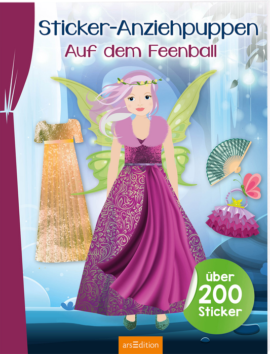Das Buchcover zeigt eine fröhliche, illustrierte Fee mit schimmernden, grünen Flügeln, die ein elegantes, lila Ballkleid trägt. Um sie herum sind Kleidungssticker abgebildet, darunter ein glitzerndes, goldenes Kleid und weitere farbenfrohe Accessoires wie ein Fächer. Der Hintergrund ist in sanften Blau- und Grüntönen gehalten und vermittelt eine magische Atmosphäre. Oben steht in fester Schrift „Sticker-Anziehpuppen Auf dem Feenball“. In der unteren Ecke ist der Hinweis „über 200...