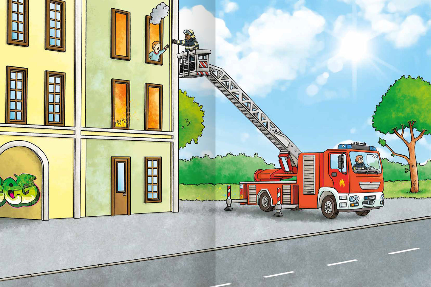 Gezeigt wird eine Innen- oder Zusatzansicht von „Erstes Stickern – Feuerwehr und Polizei im Einsatz“. Die Illustration zeigt ein leuchtend rotes Feuerwehrfahrzeug mit einer ausfahrbaren Leiter, die an ein brennendes Fenster einer mehrstöckigen, hellgelben Gebäude angebracht ist. Eine Feuerwehrperson rettet eine Person aus dem Fenster, während helle Farben und eine freundliche Zeichentechnik die Szene lebendig machen. Im Hintergrund sind grüne Bäume und ein blauer Himmel mit Wolken zu...