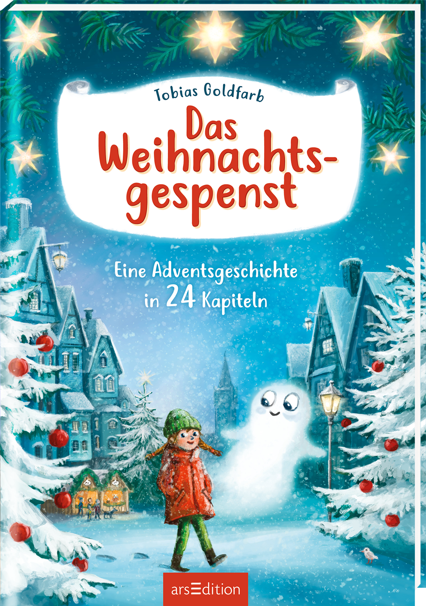 Das Cover zeigt eine winterliche Szene mit schneebedeckten Tannenbäumen und festlich dekorierten Häusern. Im Vordergrund steht ein Mädchen mit rotem Mantel und grüner Mütze, das von einem lächelnden, schwebenden Gespenst begleitet wird. Der Titel „Das Weihnachtsgespenst“ ist in verspielter, roter Schrift am oberen Rand platziert. Darunter steht „Eine Adventsgeschichte in 24 Kapiteln“ in kleinerer Schrift. Ganz unten mittig steht der Logoschriftzug von arsEdition.