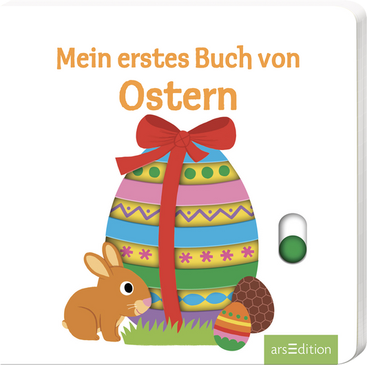Das Buchcover zeigt ein buntes Osterei in Hellblau, verziert mit bunten Streifen und einem roten Schleifenband. Neben dem Ei sitzt ein süßes braunes Kaninchen und ein paar bunte Schokoladeneier liegen auf dem Boden. Über dem Ei steht der Titel „Mein erstes Buch von Ostern“ in fröhlichem Orange. Die Atmosphäre ist kindlich und einladend. Ganz unten mittig steht der Logoschriftzug von arsEdition.