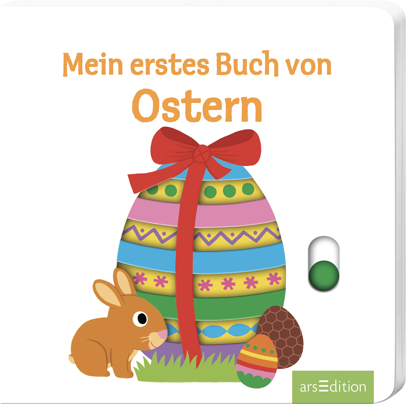 Das Buchcover zeigt ein buntes Osterei in Hellblau, verziert mit bunten Streifen und einem roten Schleifenband. Neben dem Ei sitzt ein süßes braunes Kaninchen und ein paar bunte Schokoladeneier liegen auf dem Boden. Über dem Ei steht der Titel „Mein erstes Buch von Ostern“ in fröhlichem Orange. Die Atmosphäre ist kindlich und einladend. Ganz unten mittig steht der Logoschriftzug von arsEdition.