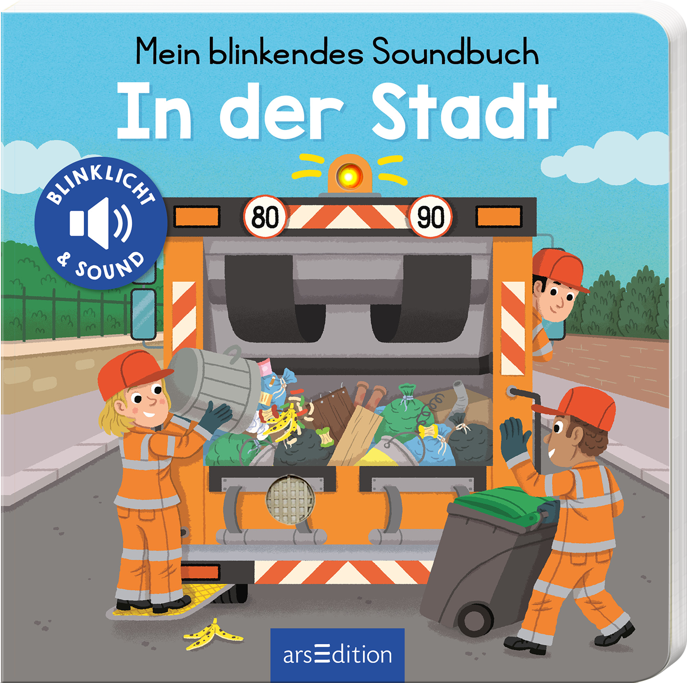 Auf dem Cover des Buches „In der Stadt“ von arsEdition ist ein orangefarbener Müllwagen abgebildet, dessen Rückseite geöffnet ist und überquillt von bunten Abfallgegenständen wie Müll und Reinigungsutensilien. Zwei fröhliche, uniformierte Mitarbeiter mit roten Mützen stehen auf der linken Seite, während ein weiterer Arbeiter auf der rechten Seite zu sehen ist. Der Himmel ist hellblau mit einigen Wolken. Oben steht in großen, weißen Buchstaben der Titel des Buches, und ein blauer...