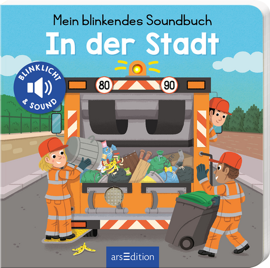 Auf dem Cover des Buches „In der Stadt“ von arsEdition ist ein orangefarbener Müllwagen abgebildet, dessen Rückseite geöffnet ist und überquillt von bunten Abfallgegenständen wie Müll und Reinigungsutensilien. Zwei fröhliche, uniformierte Mitarbeiter mit roten Mützen stehen auf der linken Seite, während ein weiterer Arbeiter auf der rechten Seite zu sehen ist. Der Himmel ist hellblau mit einigen Wolken. Oben steht in großen, weißen Buchstaben der Titel des Buches, und ein blauer...