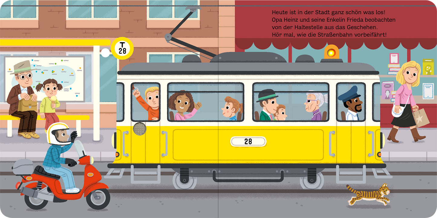 Gezeigt wird eine Innen- oder Zusatzansicht von „Mein blinkendes Soundbuch – In der Stadt“. Die farbenfrohe Illustration zeigt eine belebte Straßenszene mit einer gelben Straßenbahn, die von verschiedenen Passagieren benutzt wird. Prominente Elemente sind ein Motorradfahrer, eine Katze und eine Familie an einer Haltestelle. Die Typografie ist klar und modern, mit großen, gut lesbaren Buchstaben, die Details zur Szene geben. Die Farben sind hell und ansprechend, was eine fröhliche...