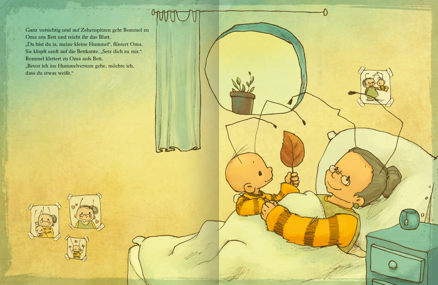 Gezeigt wird eine Innenansicht von „Die kleine Hummel Bommel nimmt Abschied“. Die Seite zeigt eine Szene im Schlafzimmer, in der die Oma der kleinen Hummel Bommel mit einer Brille im Bett liegt, neben ihr steht die kleine Hummel Bommel am Bett und hält ein braunes Blatt in die Höhe. An der Wand hängen gemalte Bilder. Der Text ist auf der linken Seite platziert.