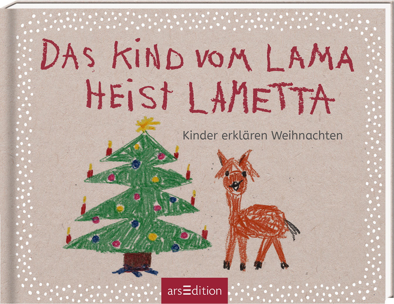 Das Cover zeigt eine kindliche Zeichnung mit einem weihnachtlichen Tannenbaum, der bunt geschmückt ist. Daneben steht ein braunes Lama mit einem freundlichen Gesicht. Über der Illustration prangt der Titel „Das Kind vom Lama heißt Lametta“ in kräftigem Rot, während darunter in kleinerer Schrift „Kinder erklären Weihnachten“ steht. Der Hintergrund ist in einem hellen Beige gehalten, umrahmt von weißen Punkten, die ein fröhliches Ambiente schaffen. Ganz unten mittig steht der...