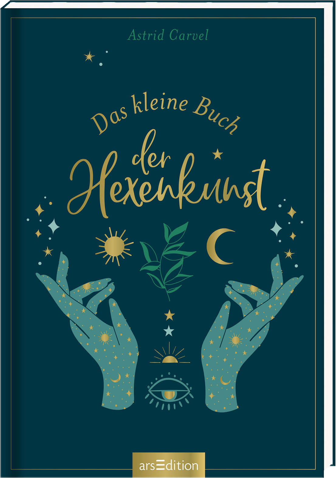 Das Buchcover zeigt einen tiefgrünen Hintergrund. Im Zentrum sind zwei stilisierte Hände, die zarte Pflanzen und symbolische Elemente wie eine Sonne, einen Mond und Sterne halten. Die Hände sind in einem sanften Aquablau gestaltet und wirken einladend. Der Titel „Das kleine Buch der Hexenkunst“ ist in geschwungener, goldfarbener Schrift oberhalb der Hände platziert. Ganz oben links steht der Name „Astrid Carvel“. Ganz unten mittig steht der Logoschriftzug von arsEdition.