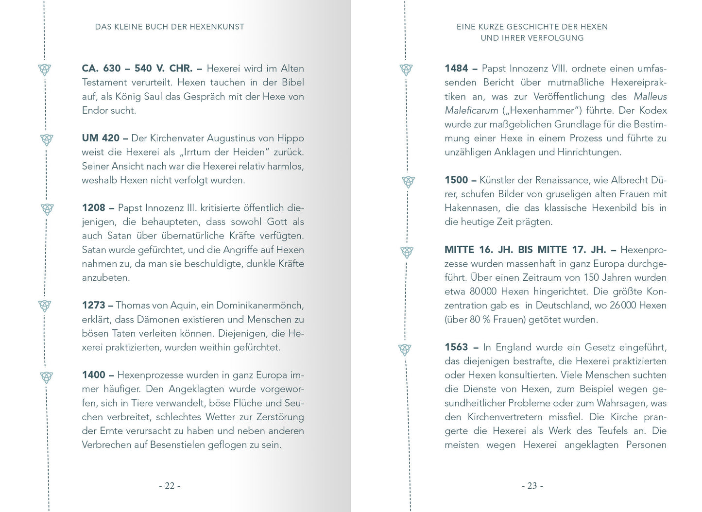 Gezeigt wird eine Innenansicht von „Das kleine Buch der Hexenkunst“. Die Seite zeigt zwei Spalten mit Text, der von dekorativen, dreieckigen Elementen in blassem Blau umrahmt ist. Die Schrift ist klar und gut lesbar, in einem schlichten Serifenschriftstil gehalten. Die Absätze sind sorgfältig strukturiert und thematisieren verschiedene historische Aspekte der Hexenkunst und -verfolgung. Der Hintergrund ist hell und sorgt für einen hohen Kontrast zu den dunklen Schriftzeichen, was die...