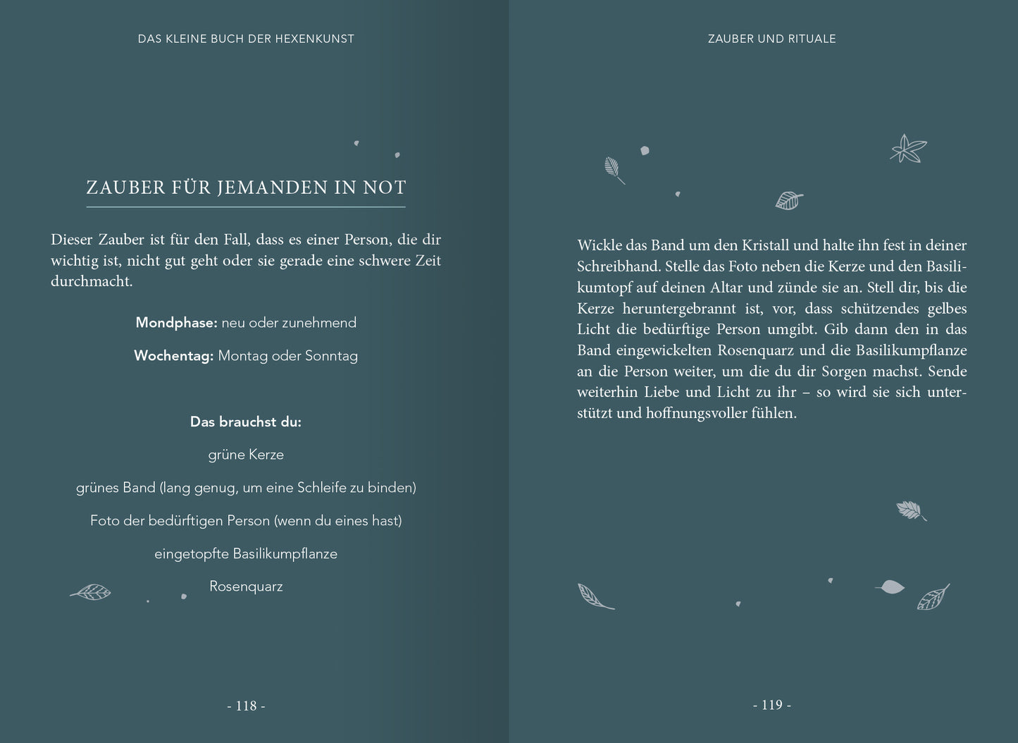 Gezeigt wird eine Innen- oder Zusatzansicht von „Das kleine Buch der Hexenkunst“. Die Seite ist in einem sanften Grünton gehalten, mit weißer Schrift, die klare und gut lesbare Typografie verwendet. Links steht der Titel „Zauber für jemanden in Not“ in größerer Schrift. Unterhalb befindet sich eine Auflistung der benötigten Materialien, gefolgt von Anweisungen in kleinerer Schrift. Über der Seite sind zarte, illustrative Elemente wie Blätter zu sehen, die dem Layout eine...