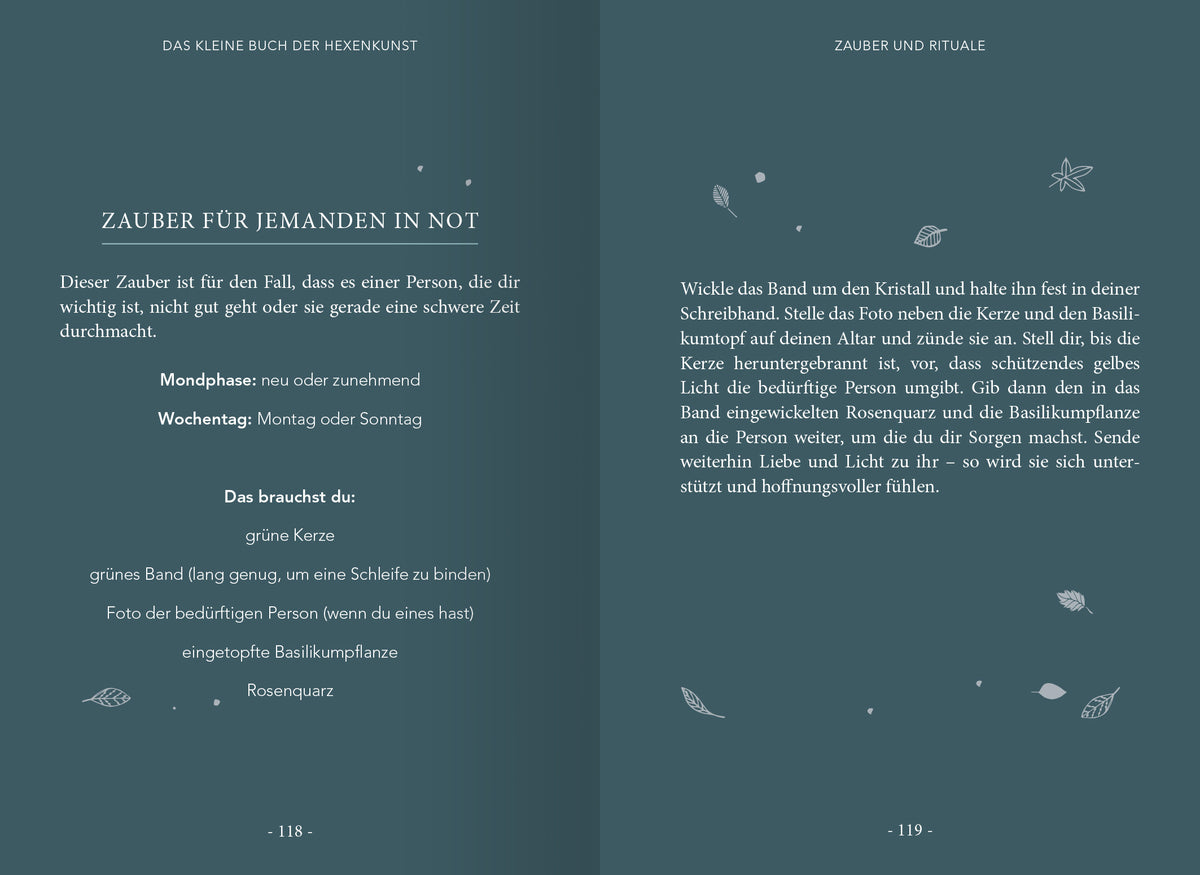 Gezeigt wird eine Innen- oder Zusatzansicht von „Das kleine Buch der Hexenkunst“. Die Seite ist in einem sanften Grünton gehalten, mit weißer Schrift, die klare und gut lesbare Typografie verwendet. Links steht der Titel „Zauber für jemanden in Not“ in größerer Schrift. Unterhalb befindet sich eine Auflistung der benötigten Materialien, gefolgt von Anweisungen in kleinerer Schrift. Über der Seite sind zarte, illustrative Elemente wie Blätter zu sehen, die dem Layout eine...