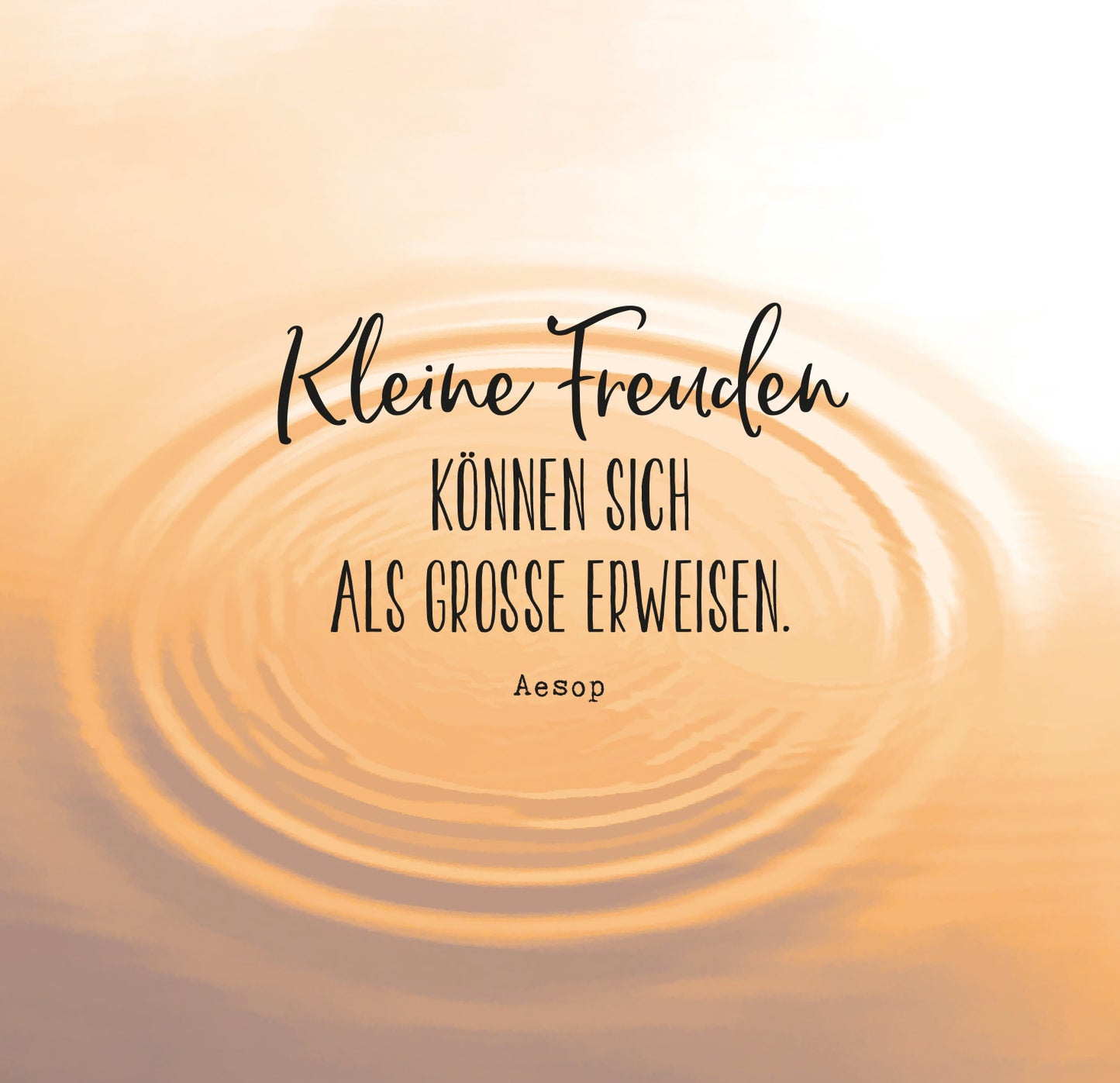 Gezeigt wird eine Innen- oder Zusatzansicht von „Jeder Moment ist ein Geschenk“. Im Vordergrund steht ein Zitat in eleganter, geschwungener Schrift: „Kleine Freuden können sich als grosse erweisen.“ Darunter ist der Name „Aesop“ in klarer, serifenloser Typografie platziert. Der Hintergrund zeigt sanfte, warme Farbverläufe in Beige- und Goldtönen, die eine beruhigende Atmosphäre schaffen und den Fokus auf die Worte lenken. Die harmonische Gestaltung unterstreicht die Bedeutung...