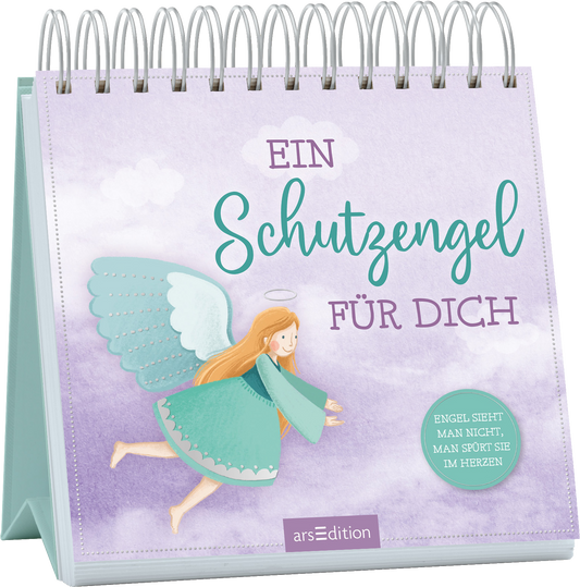 Auf einem sanft lila-himmelblauen Hintergrund fliegt ein lächelnder Engel mit langen, lockigen, goldenen Haaren und einem zarten Heiligenschein. Der Engel trägt ein grünes Kleid und hat große, weiße Flügel. Oben steht in verspielter Schrift „EIN SCHUTZENGEL“ und darunter „FÜR DICH“ in kräftigem Türkis. Ganz unten rechts ist ein türkisfarbener Button mit dem Text „ENGEL SIEHT MAN NICHT, MAN SPÜRT SIE IM HERZEN“. Ganz unten mittig steht der Logoschriftzug von arsEdition.