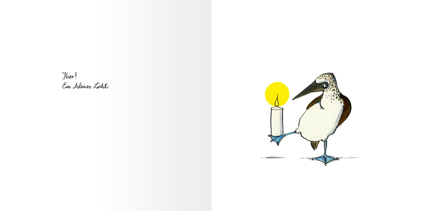 Gezeigt wird eine Innen- oder Zusatzansicht von „Was bleibt, ist Licht“. Auf der linken Seite ist ein handschriftlicher, einladender Text in schwarzer Schrift zu sehen. Die rechte Seite zeigt eine farbenfrohe Illustration eines Vogels, der eine Kerze mit einer gelben Flamme hält. Der Vogel hat einen weißen Körper und einen braunen Kopf mit Punkten, während der Hintergrund schlicht weiß bleibt. Die freundliche Gestaltung vermittelt eine warme Atmosphäre.